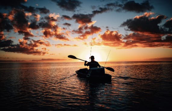 Faire une excursion en kayak dans la mer Méditerranée