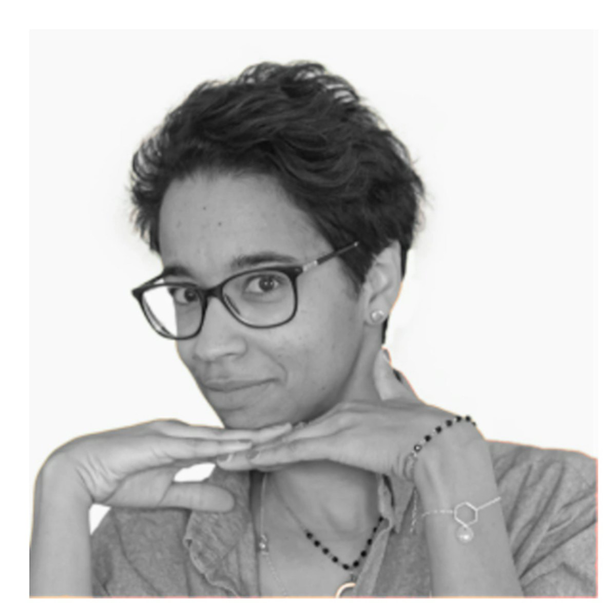Femme aux mains sur le menton aux cheveux courts portant des lunettes sur la tête avec un fond blanc Portrait de femme avec les mains sur son menton avec des cheveux courts portant des lunettes sur fond blanc