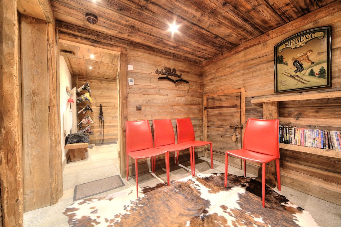 Accommodation - Megeve - Chalet Zebrano - Entry & ski room - 4/4