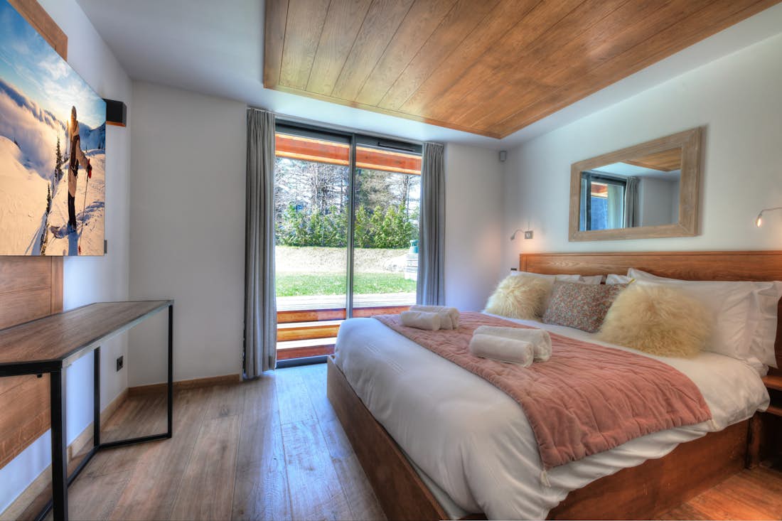 Accommodation - Chamonix - Chalet Kewalo - Bedroom 2 - 1/2