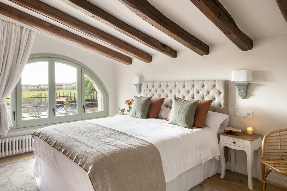 Costa Brava alojamiento - Mas del Suro - Luxury double ensuite bedroom with sea view at Mountain views Masia Mas del Suro in Costa Brava