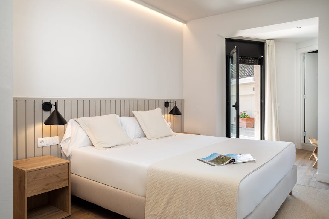 Costa Brava accommodation - Villa Le Grá - Luxury double ensuite bedroom sea view Mountain views villa Le Gra Costa Brava