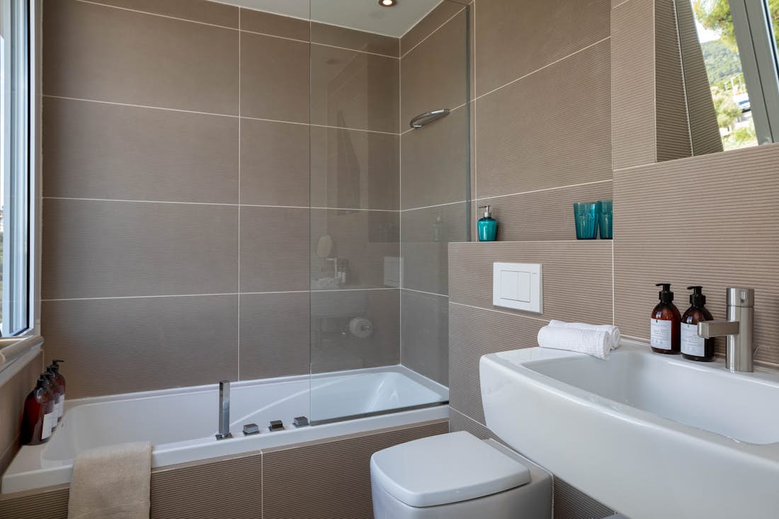 Costa Brava location - Villa Verde - Chambre double moderne salle de bainVilla Verde vue mer Costa Brava