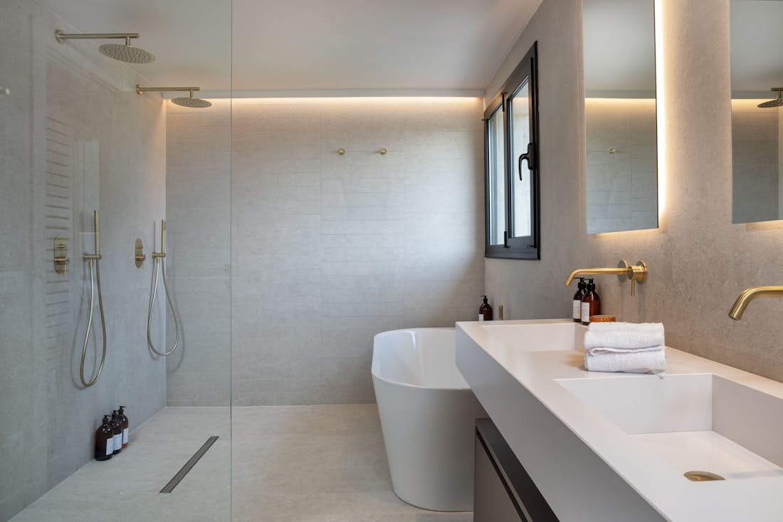 Costa Brava accommodation - Villa Le Grá - Luxury and modern bathroom in Villa Le Gra in Costa Brava