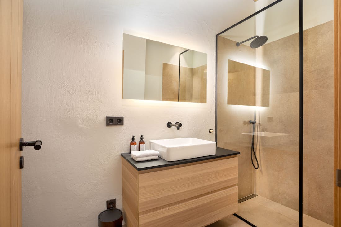 Costa Brava location - Casa Alegria  - Salle de bain moderne avec une douche à l'italienne dans villa Casa Alegria de luxe avec vues sur la montagne à Costa Brava