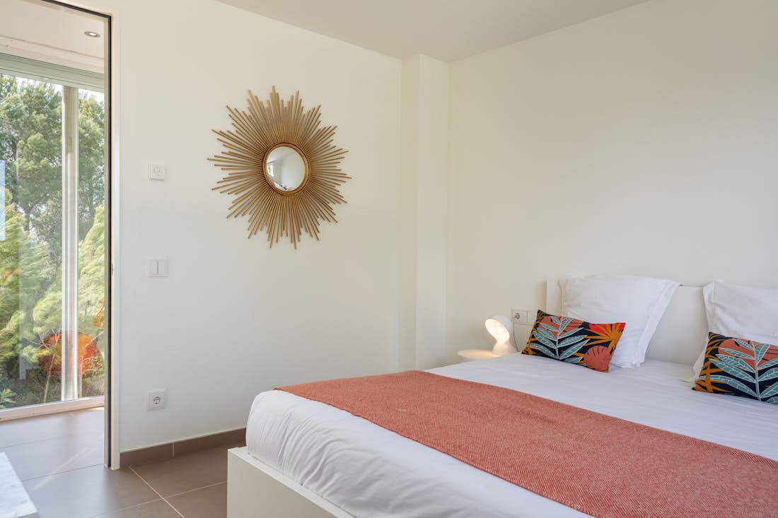Costa Brava location - Villa Verde - Chambre double moderne salle de bainVilla Verde vue mer Costa Brava
