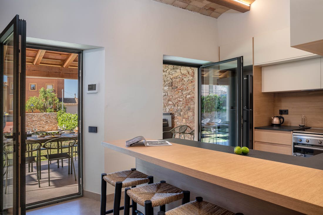 Costa Brava alojamiento - Casa Alegria  - Cocina de diseño contemporáneo en casa Alegria con vistas mediterráneas en la Costa Brava