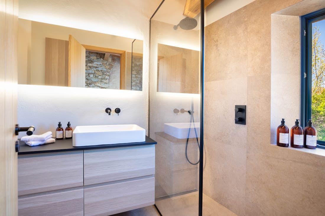 Costa Brava alojamiento - Casa Alegria  - Habitación doble de lujo con baño y vistas mediterráneas Alegria en la Costa Brava