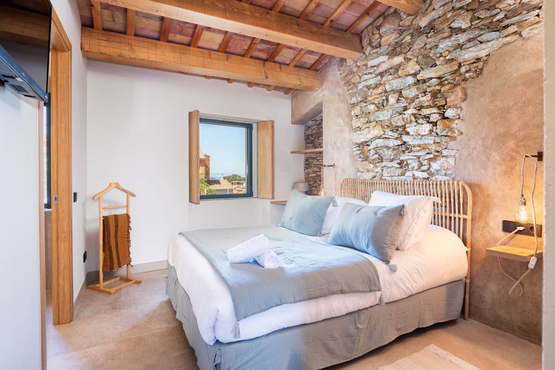 Costa Brava alojamiento - Casa Alegria  - Habitación doble de lujo con baño y vistas mediterráneas Alegria en la Costa Brava
