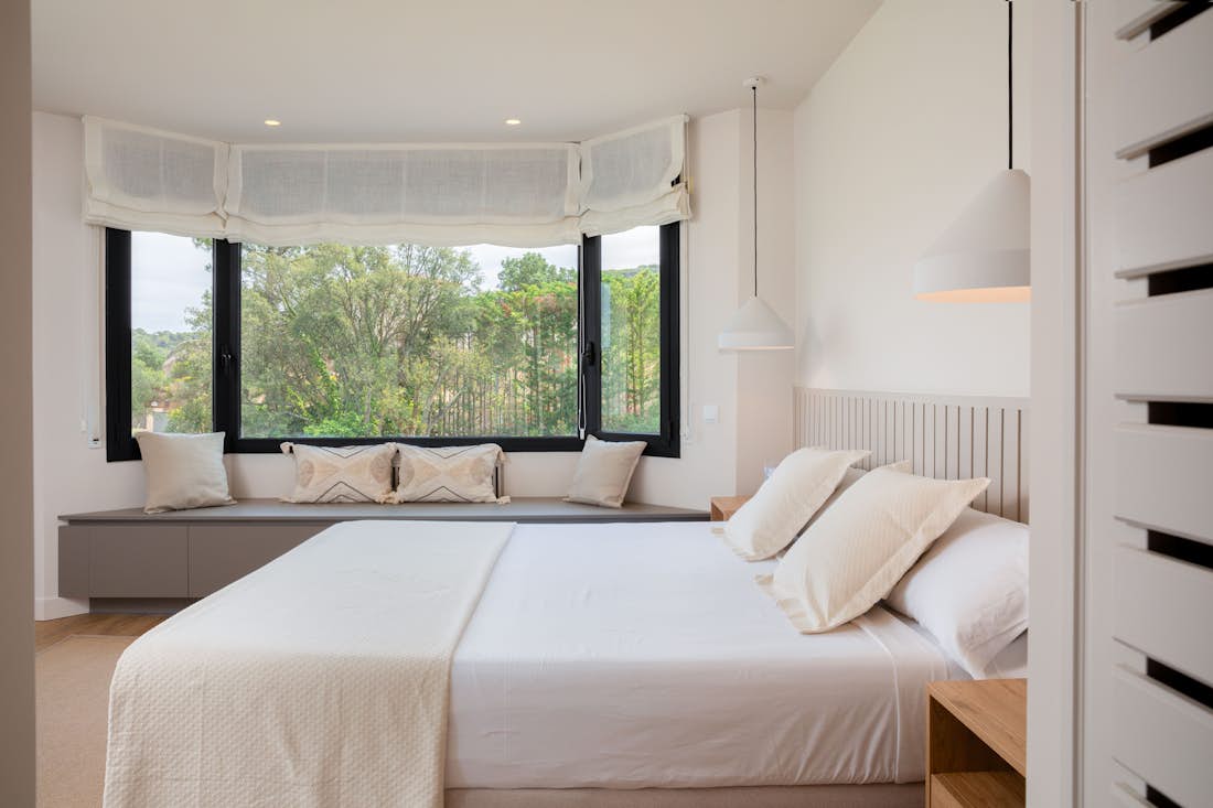 Costa Brava alojamiento - Villa Le Grá - Luxury double ensuite bedroom sea view Mountain views villa Le Gra Costa Brava