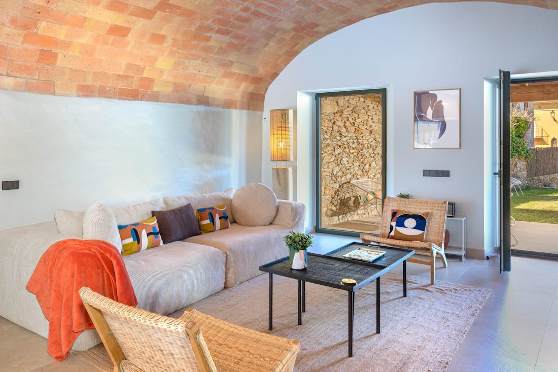 Costa Brava alojamiento - Casa Alegria  - Amplio salón en casa Alegria con vistas mediterráneas en la Costa Brava