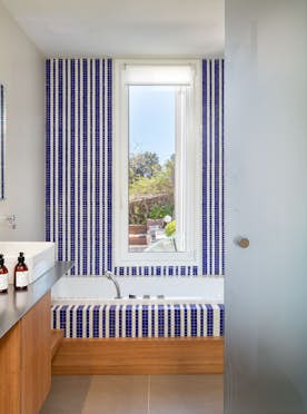 Costa Brava accommodation - Villa Verde - Large bathroom sea view Villa Verde Costa Brava