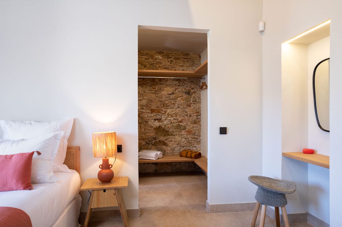 Costa Brava location - Casa Alegria  - Chambre double moderne avec salle de bain dans villa Casa Alegria et avec vues sur la montagne à Costa Brava