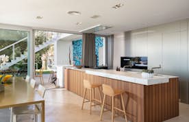 Costa Brava alojamiento - Casa Nami - Comtemporary designed kitchen mediterranean view villa Casa Nami Costa Brava