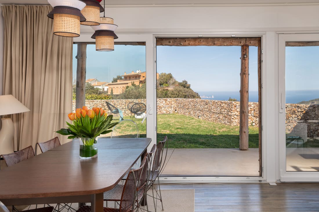 Costa Brava alojamiento - Casa Ciudamar - Salón en Casa Ciudamar con vistas al mar en la Costa Brava