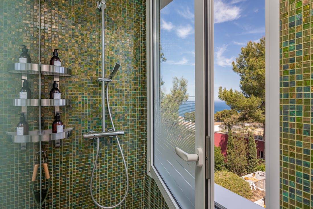 Costa Brava accommodation - Villa Verde - Modern bathroom with amenities sea view Villa Verde in Costa Brava