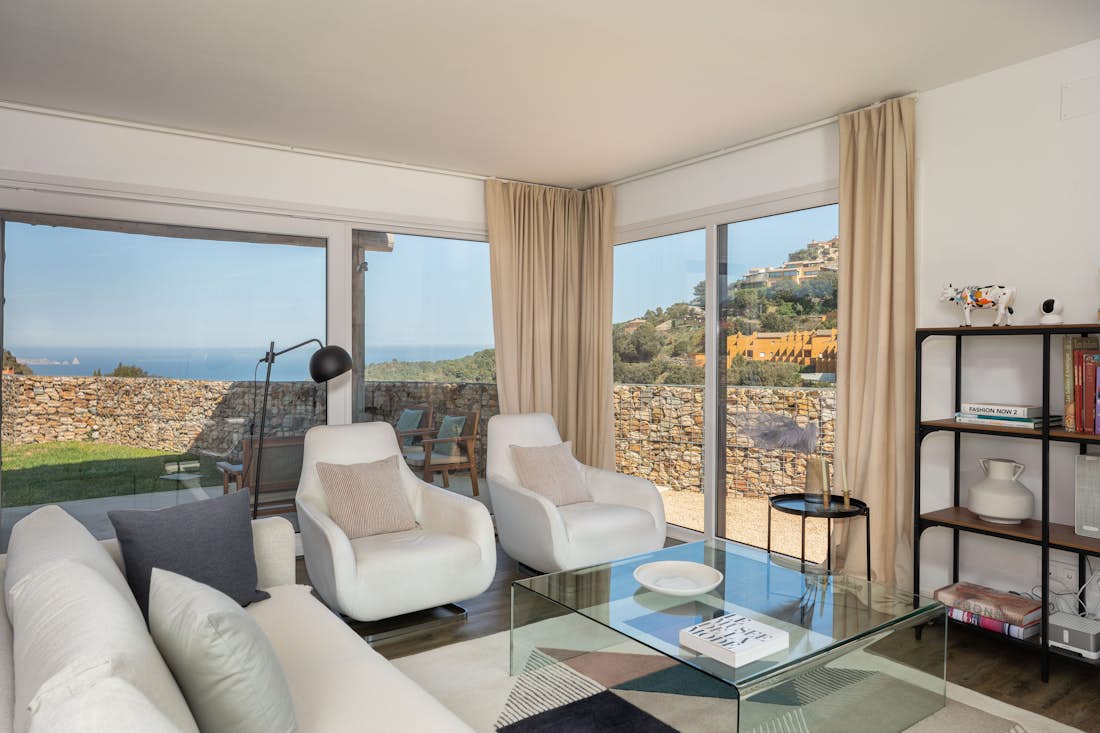 Costa Brava alojamiento - Casa Ciudamar - Salón en Casa Ciudamar con vistas al mar en la Costa Brava