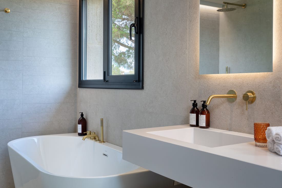 Costa Brava accommodation - Villa Le Grá - Luxury and modern bathroom in Villa Le Gra in Costa Brava