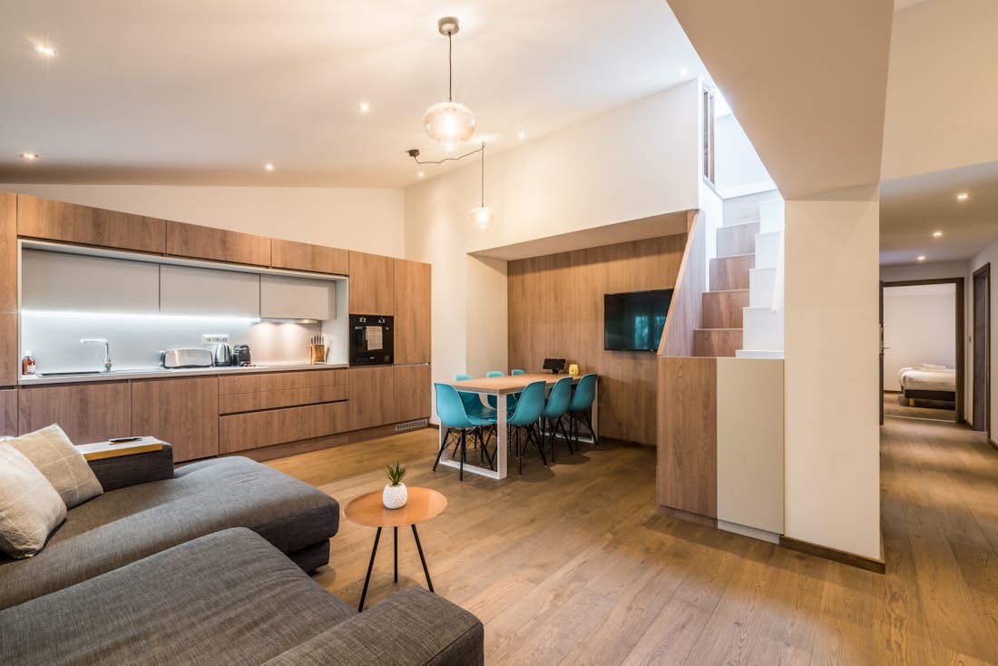 Morzine location - Appartement Kauri - Une cuisine contemporaine en bois équipée dans l'appartement de luxe Kauri familial à Morzine