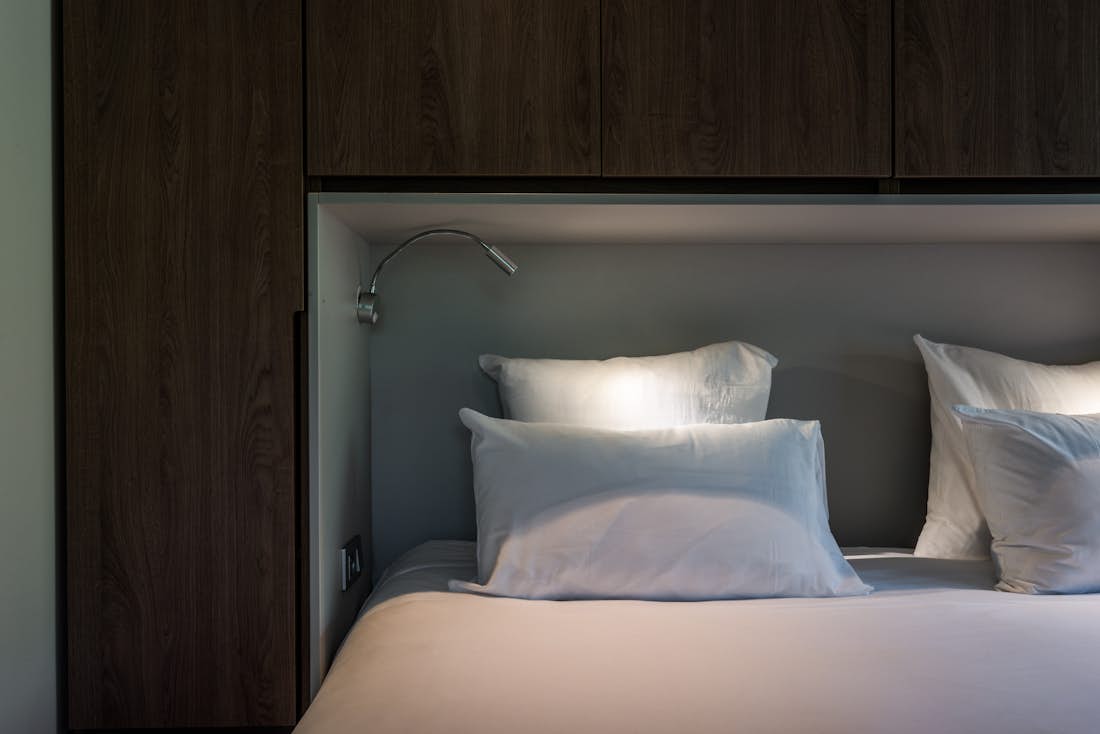 Morzine location - Appartement Kauri - Une Chambre double confortable avec de nombreux placards et vue sur le paysage dans l'appartement familial Kauri à Morzine