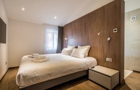 Chambre double confortable nombreux placards vue paysage appartement services hôteliers Kauri Morzine