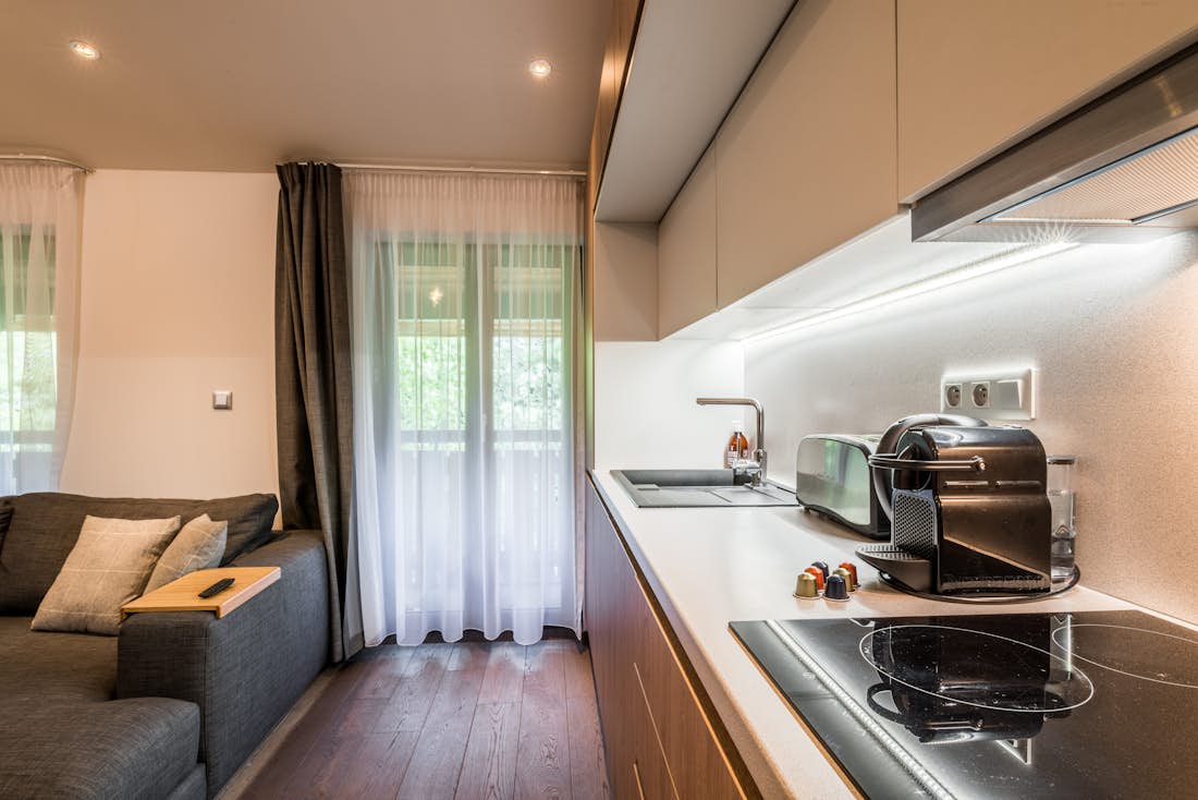 Morzine location - Appartement Kauri - Une cuisine moderne en bois équipée dans l'appartement de luxe Kauri familial à Morzine
