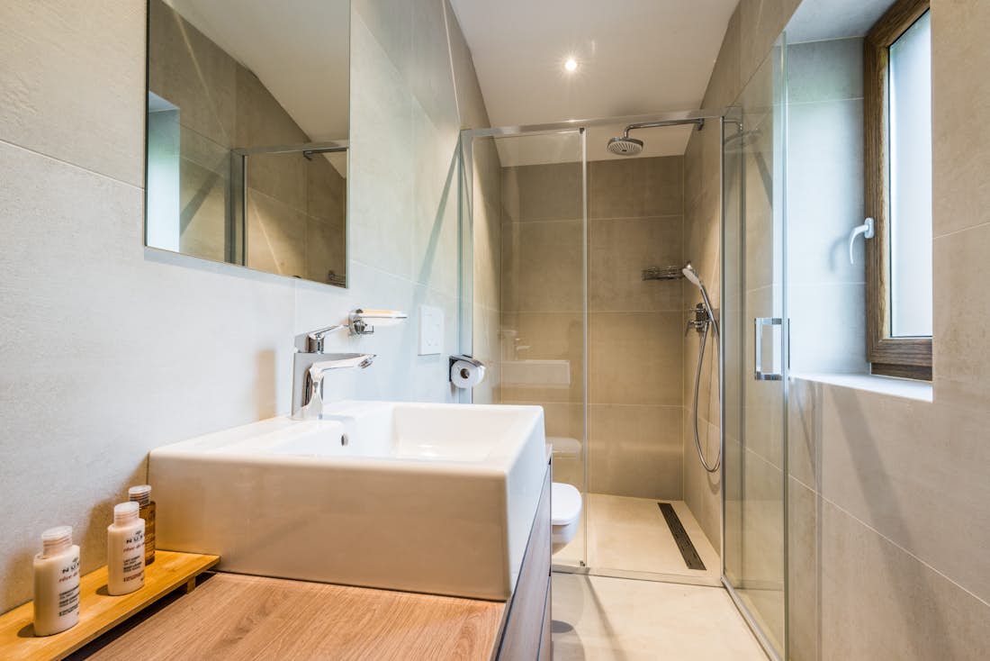 Morzine location - Appartement Kauri - Une salle de bain moderne avec une douche à l'italienne dans l'appartement familial Kauri à Morzine