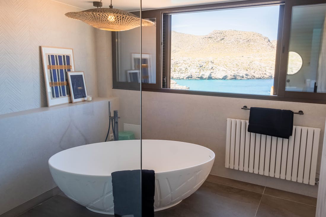Mallorca alojamiento - Cala Carbo - Amplio y moderno salón frente al mar en  Villa Cala Carbo con vistas al mar en Mallorca