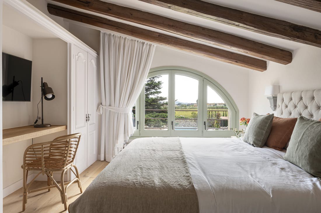 Costa Brava alojamiento - Mas del Suro - Luxury double ensuite bedroom with sea view at Mountain views Masia Mas del Suro in Costa Brava