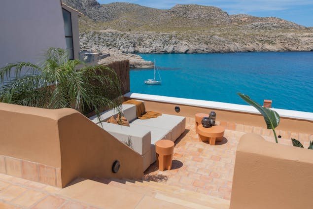 Splendid frontline townhouse for rent in Cala Carbo Mallorca