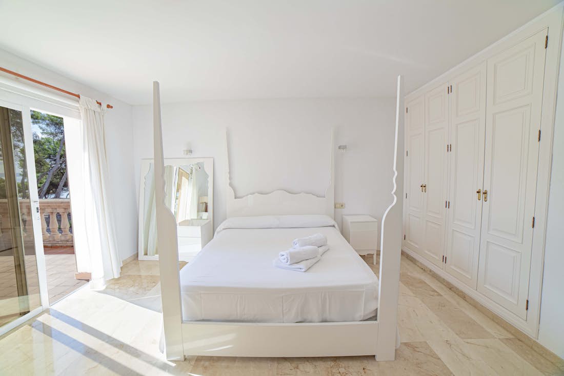 Mallorca alojamiento - Villa Oliva Beach  - Double bedroom at sea view villa Oliva Beach in Mallorca