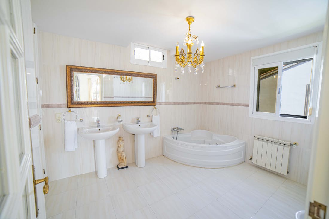 Mallorca alojamiento - Villa Oliva Beach  - Exquisite bathroom with bath tub in sea view villa Oliva Beach in Mallorca