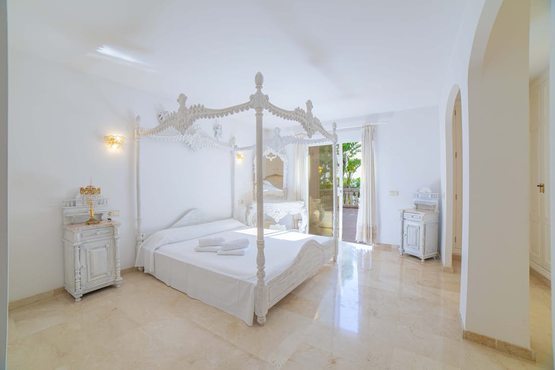 Mallorca alojamiento - Villa Oliva Beach  - Double bedroom at sea view villa Oliva Beach in Mallorca
