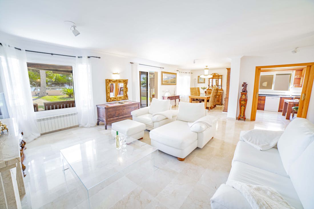 Mallorca alojamiento - Villa Oliva Beach  - Living room with beach access villa Oliva Beach in Mallorca