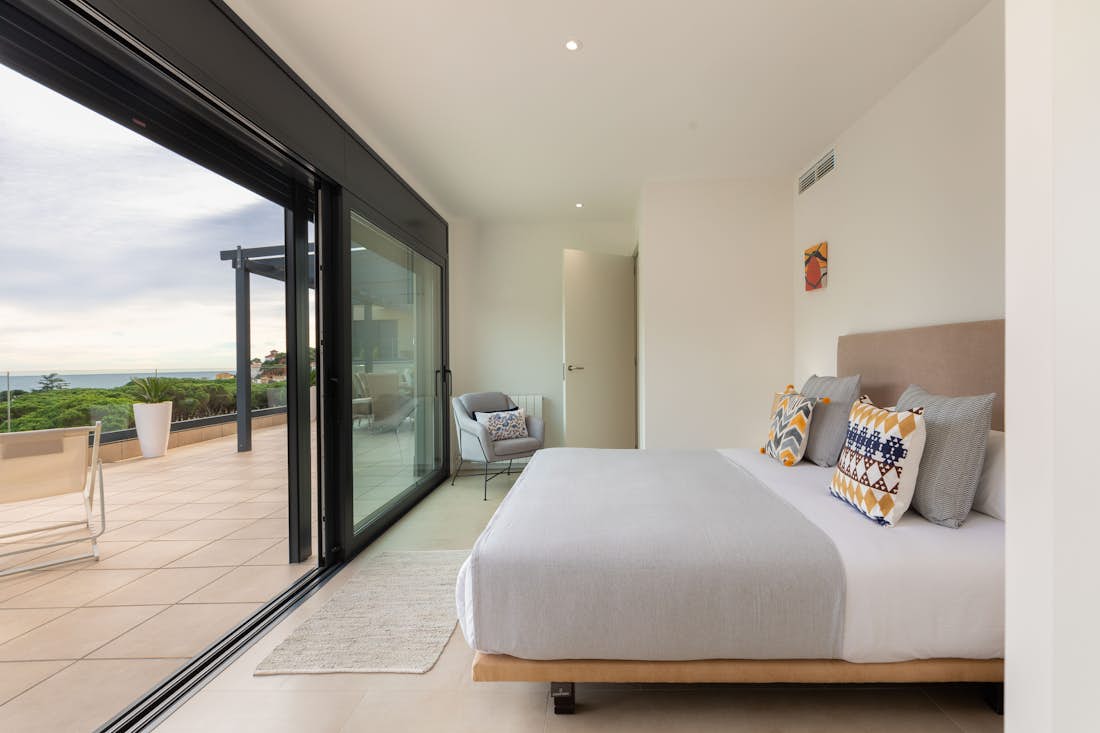 Chambre double moderne salle de bain vue sur la mer appartement Lilium de luxe avec piscine privée Costa Brava