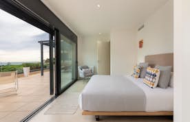 Chambre double moderne salle de bain vue sur la mer appartement Lilium de luxe familial Costa Brava