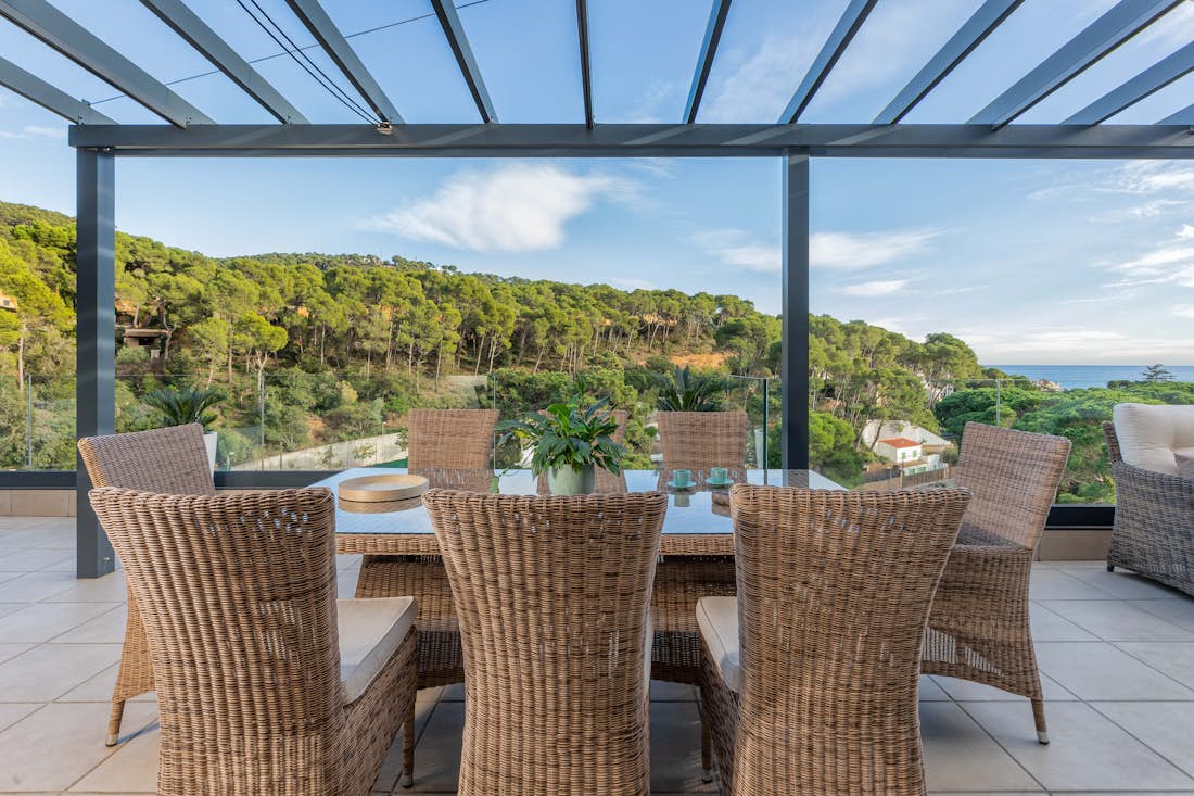 Costa Brava location - Penthouse Lilium - Une grande terrasse avec vue sur la mer dans le appartement Lilium de luxe avec piscine privée à Costa Brava