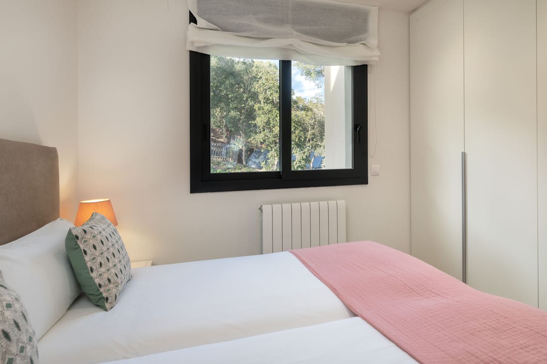 Chambre double confortable vue paysage appartement Lilium de luxe avec piscine privée  Costa Brava
