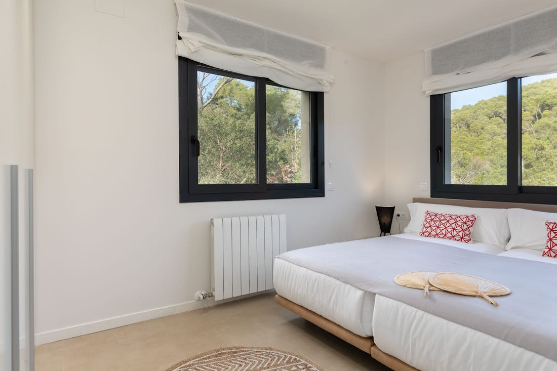 Chambre double confortable vue paysage appartement Lilium de luxe avec piscine privée  Costa Brava