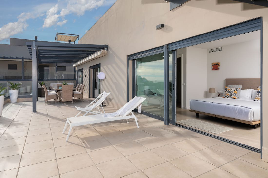 Chambre double moderne salle de bain vue sur la mer appartement Lilium luxe piscine privée Costa Brava
