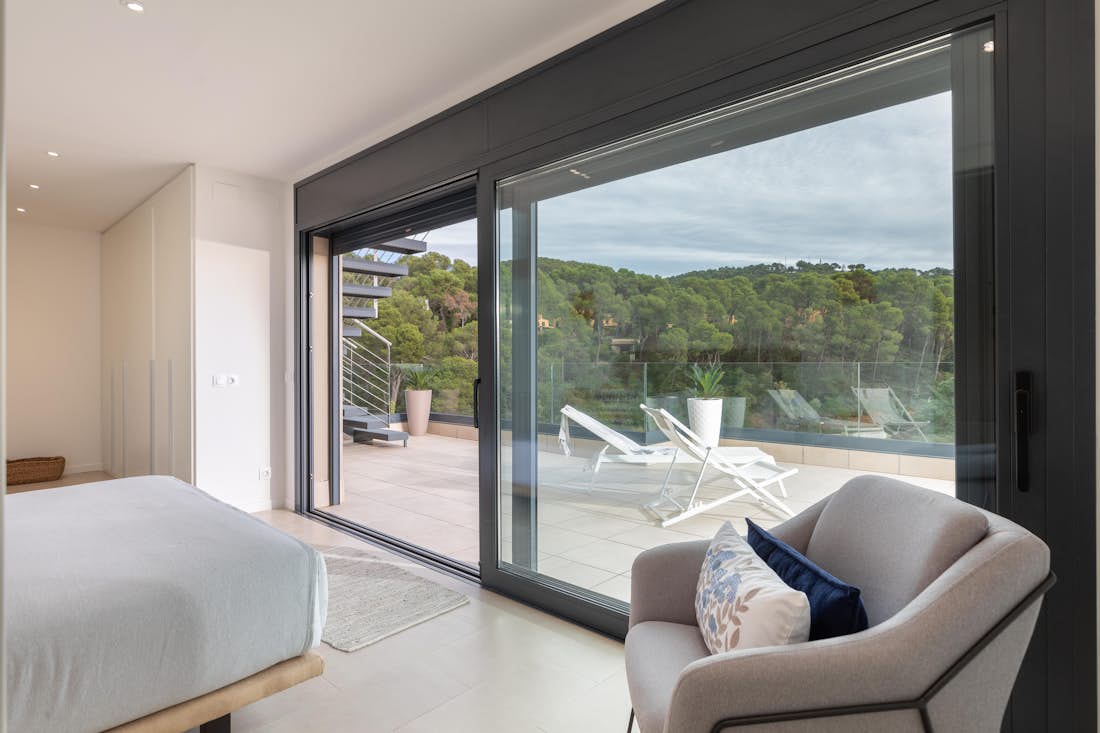 Costa Brava location - Penthouse Lilium - Chambre double moderne avec salle de bain et avec vue sur la mer dans appartement Lilium de luxe avec piscine privée à Costa Brava
