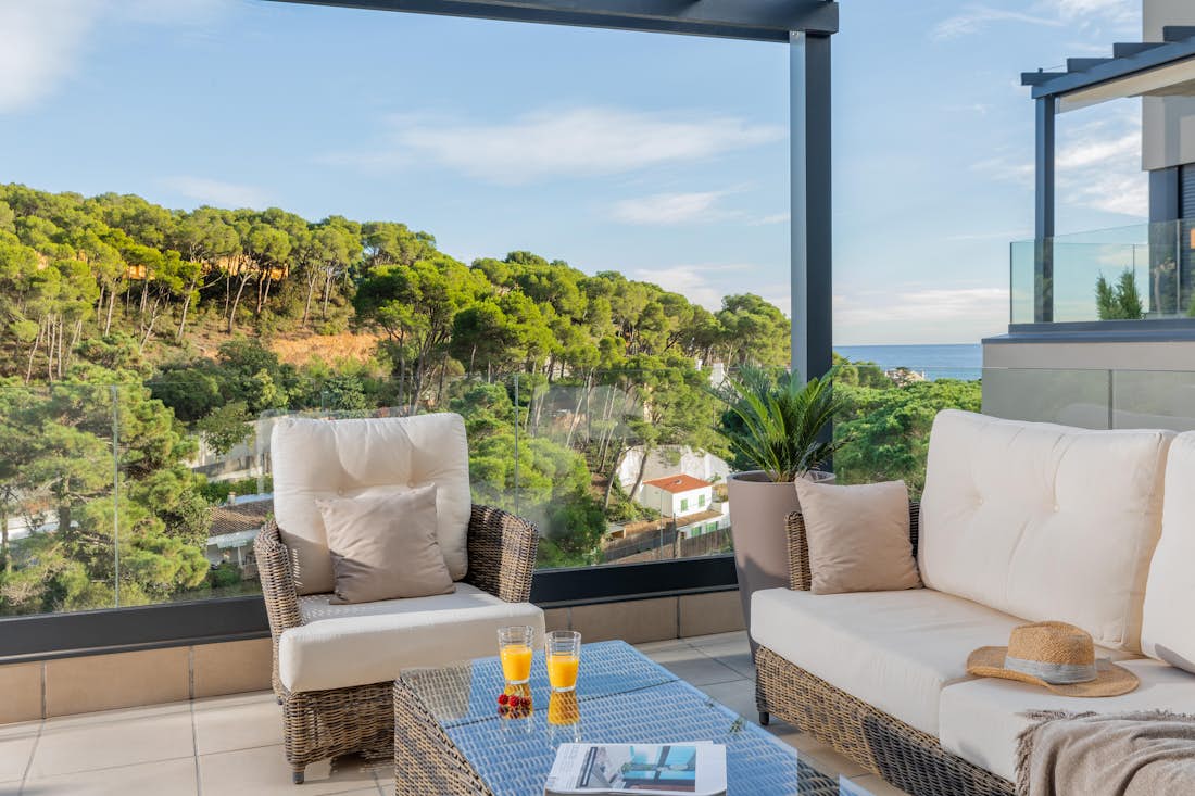 Grande terrasse vue sur la mer appartement Lilium de luxe avec piscine privée Costa Brava