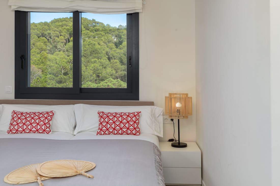 Chambre double confortable vue paysage appartement Lilium de luxe avec piscine privée Costa Brava