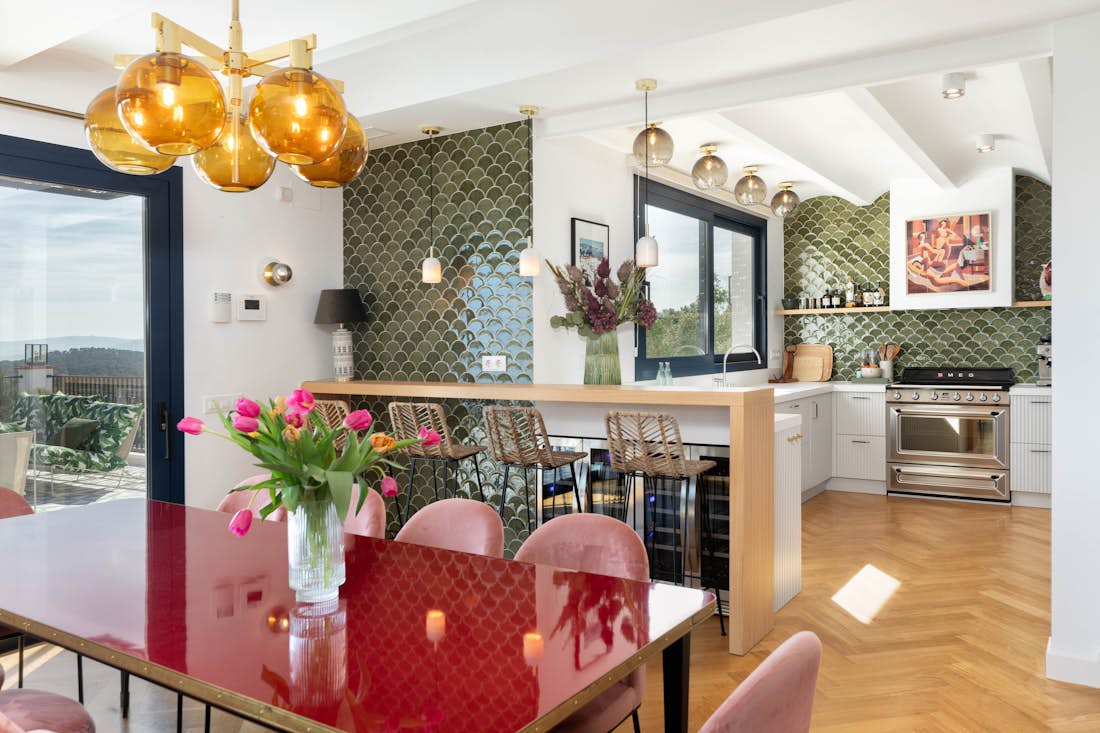 Belle salle à manger ouverte villa Casa Botanic de luxe Méditerranéenne Costa Brava