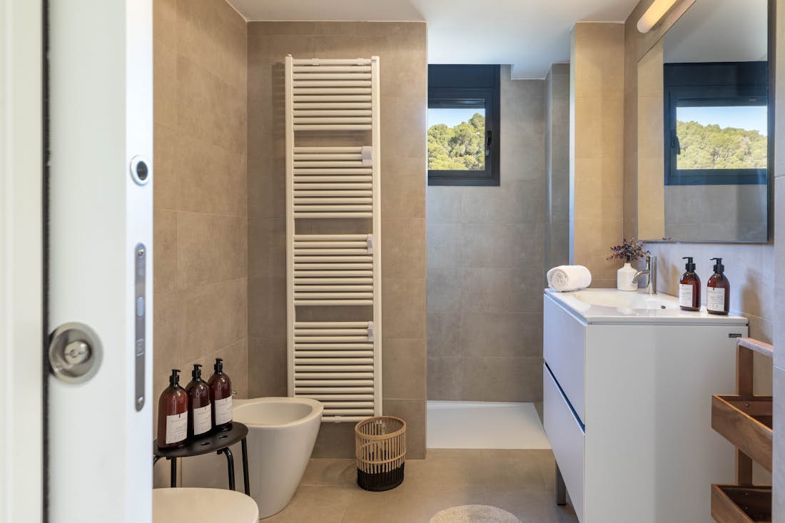 Costa Brava accommodation - Penthouse Lilium - Modern bathroom with walk-in shower at family apartment lilium in Costa Brava