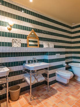 Saint-Tropez - 5 Verbier alojamiento - Villa Club Riva - Large bathroom tiled in green and white with a sink, mirror and bathtub
