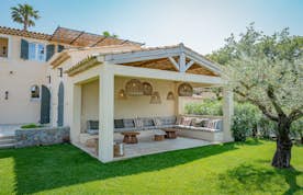 Saint-Tropez - 6 Alpe d’Huez location - Villa Alma - Outdoor seating area in a beautiful green garden with a tree in front