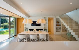 Saint-Tropez - 3 Chatel alojamiento - Villa Le Faune - Dining room with table, chairs and hanging lamps, and stairs on the right