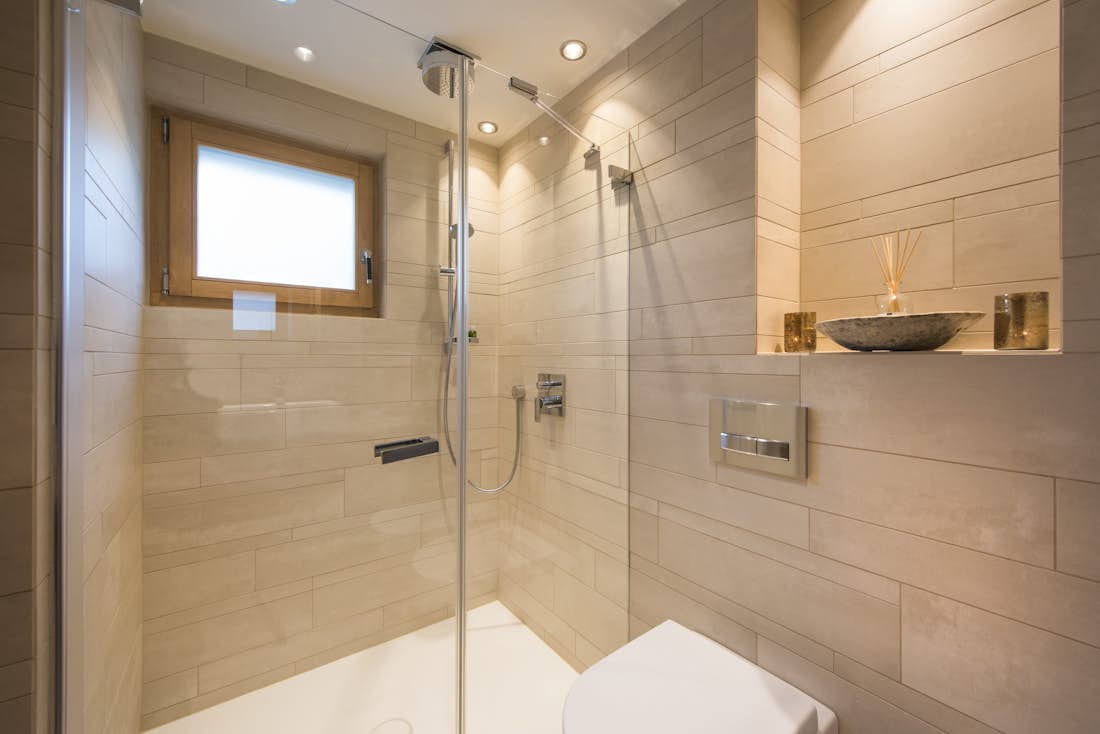 Verbier location - Rosalp 4 - Master Emperor/twin with en suite bathroom and shower in Rosalp 4 in Verbier
