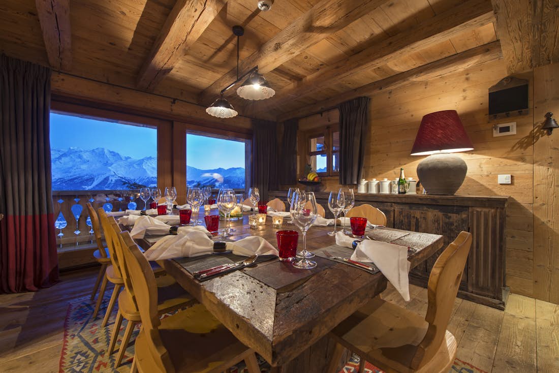 Verbier location - Chalet Nyumba - Dining room in Chalet Nyumba in Verbier